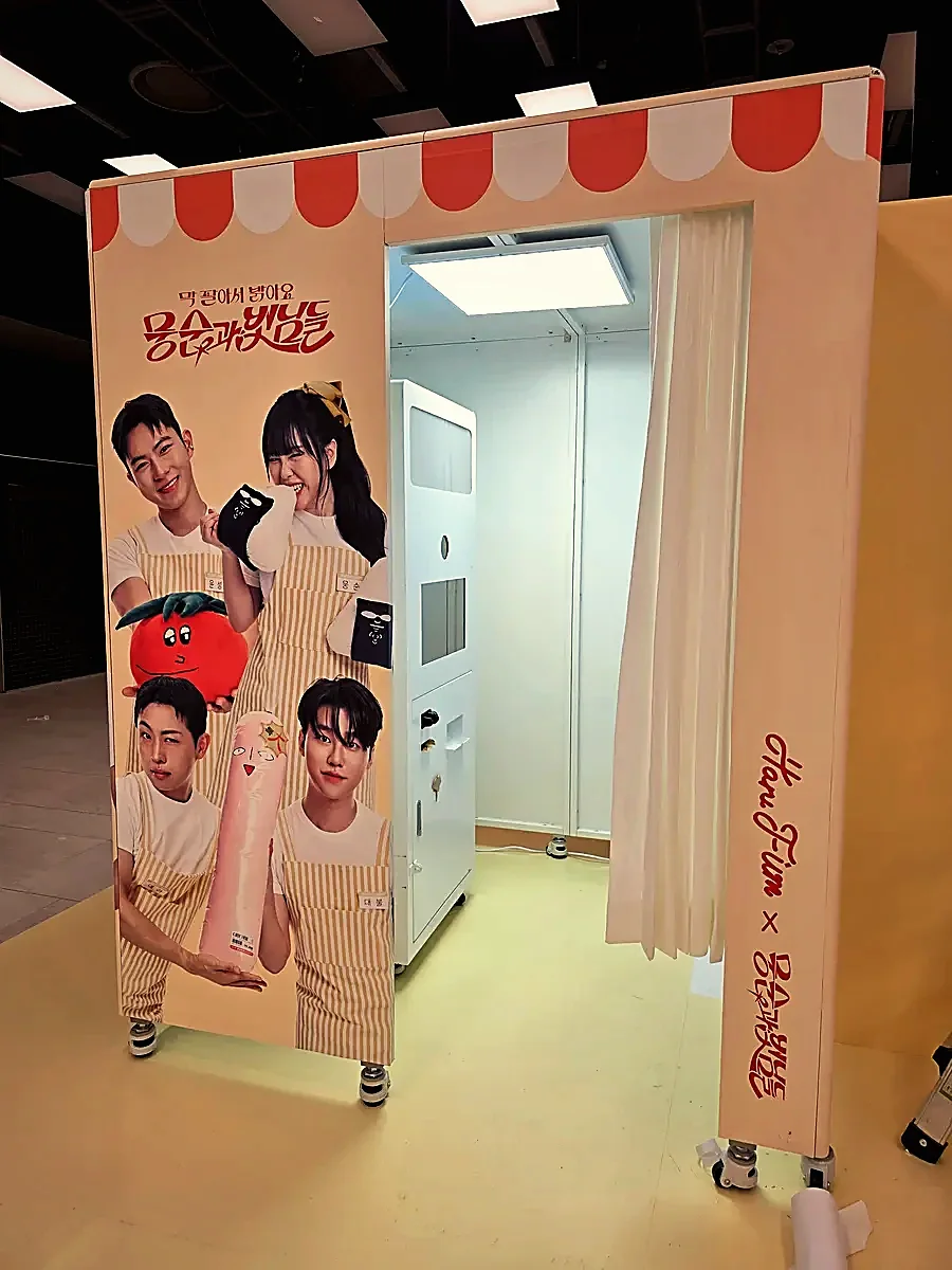 어닝을 얹은 화이트 행사 포토부스