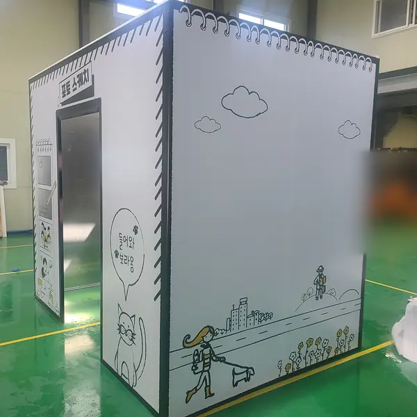 흰 바탕 손그림 일러스트를 4면에 랩핑한 스탠다드 부스